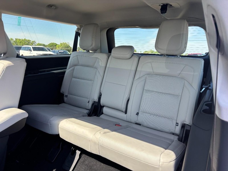 Lincoln Navigator L Vehicle Full-screen Gallery Image 11