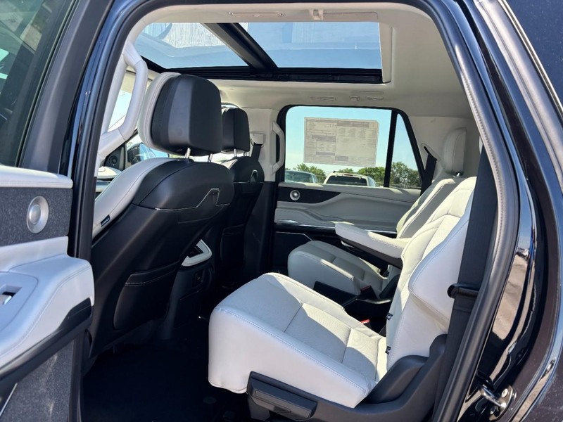 Lincoln Navigator L Vehicle Full-screen Gallery Image 12