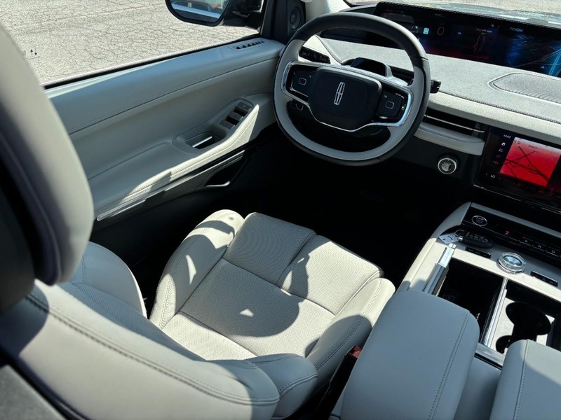Lincoln Navigator L Vehicle Full-screen Gallery Image 13