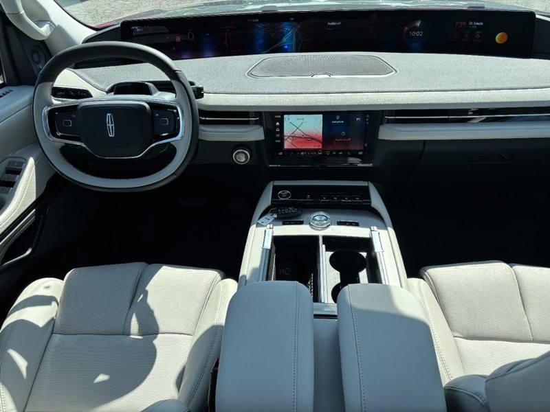 Lincoln Navigator L Vehicle Full-screen Gallery Image 14