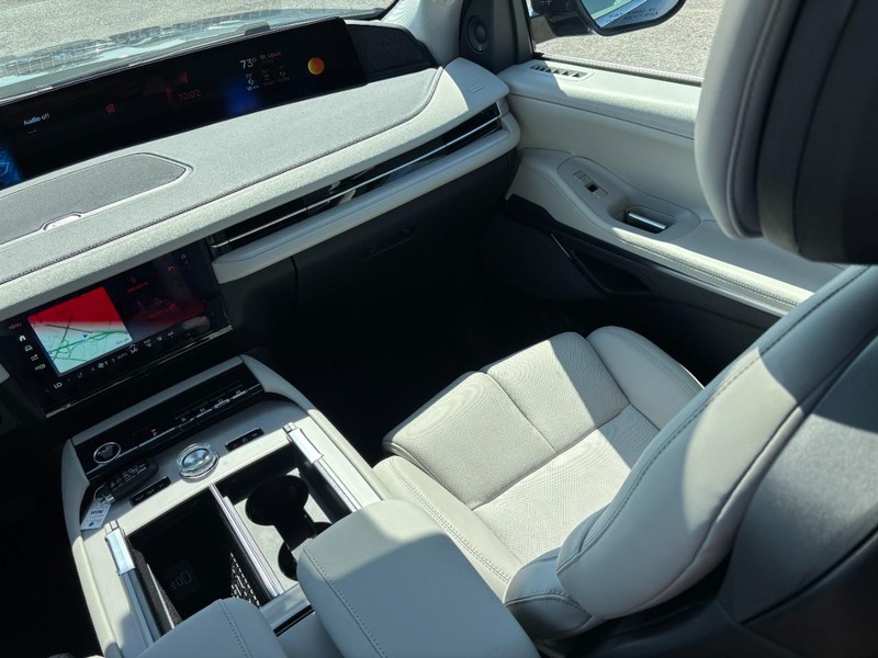 Lincoln Navigator L Vehicle Full-screen Gallery Image 15