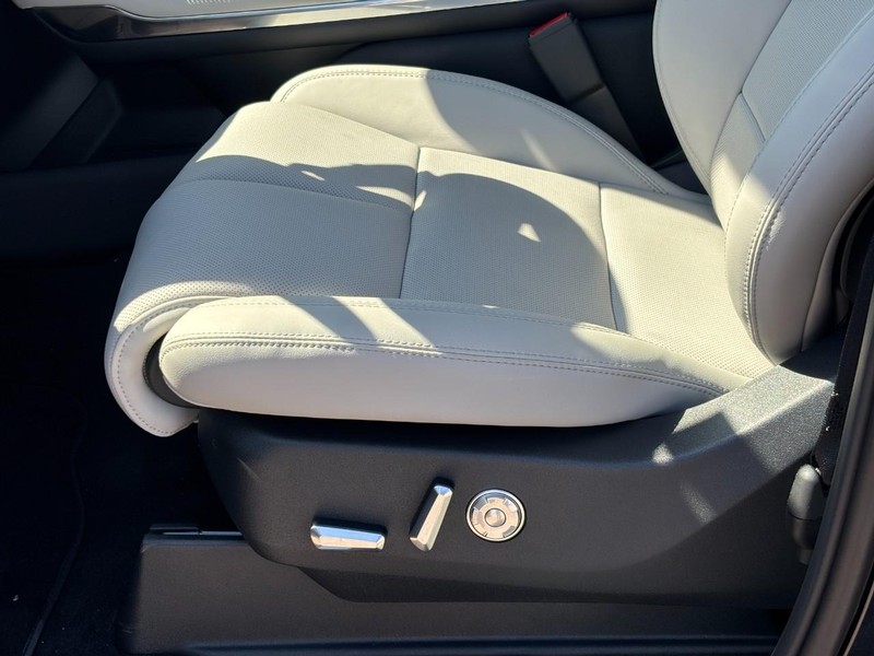 Lincoln Navigator L Vehicle Full-screen Gallery Image 16