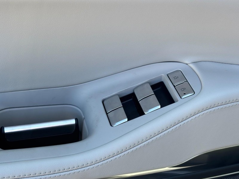 Lincoln Navigator L Vehicle Full-screen Gallery Image 17
