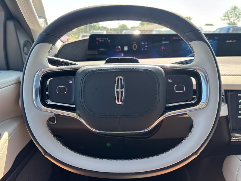 Lincoln Navigator L Vehicle Full-screen Gallery Image 18