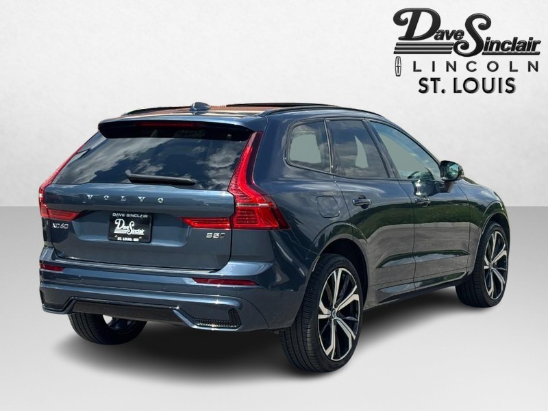 Volvo XC60 Vehicle Full-screen Gallery Image 03