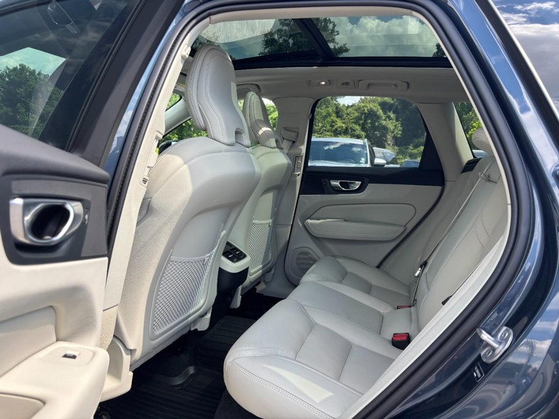 Volvo XC60 Vehicle Full-screen Gallery Image 12