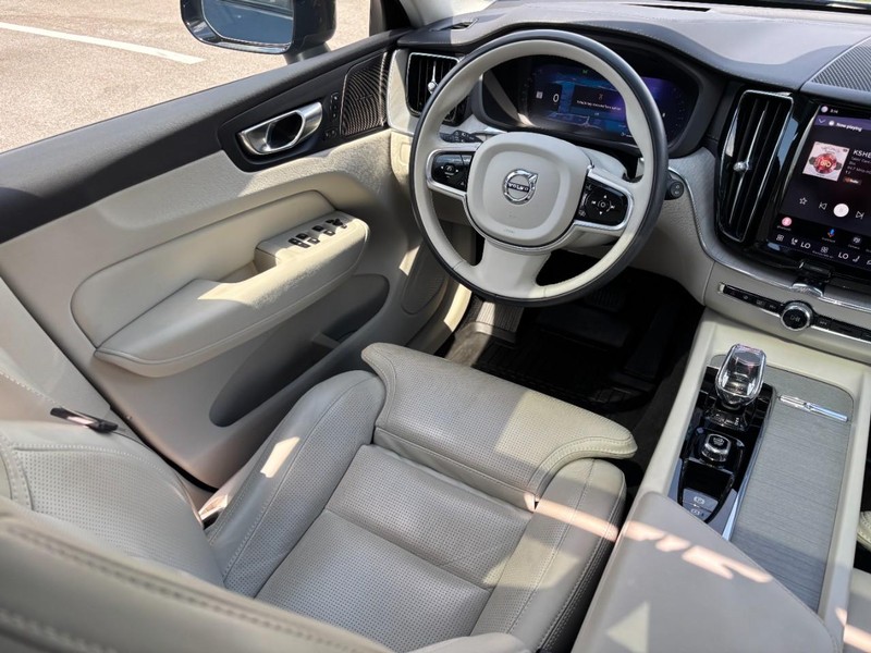 Volvo XC60 Vehicle Full-screen Gallery Image 13