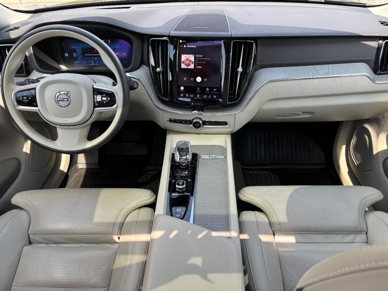 Volvo XC60 Vehicle Full-screen Gallery Image 14