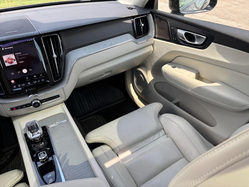 Volvo XC60 Vehicle Full-screen Gallery Image 15