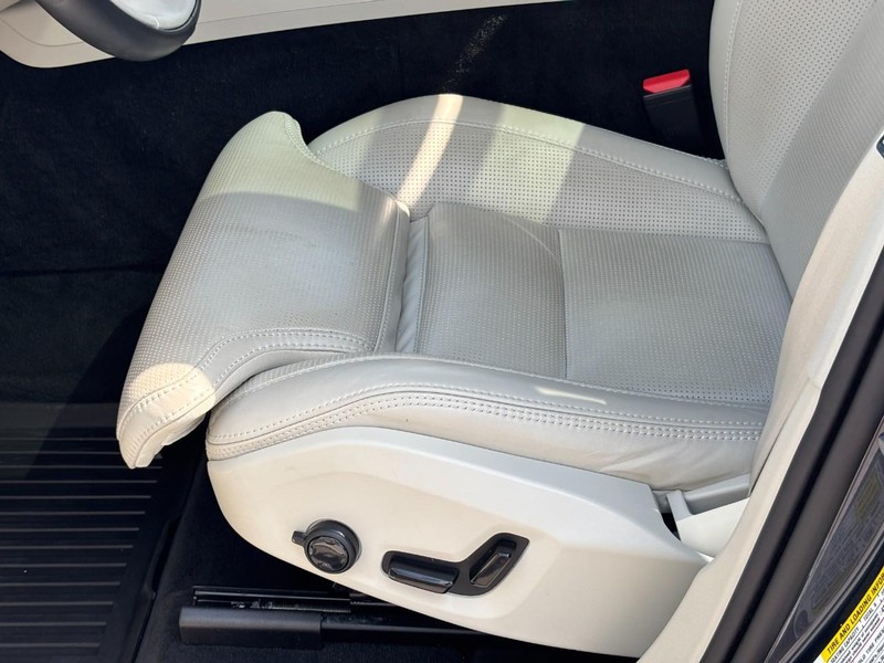 Volvo XC60 Vehicle Full-screen Gallery Image 16