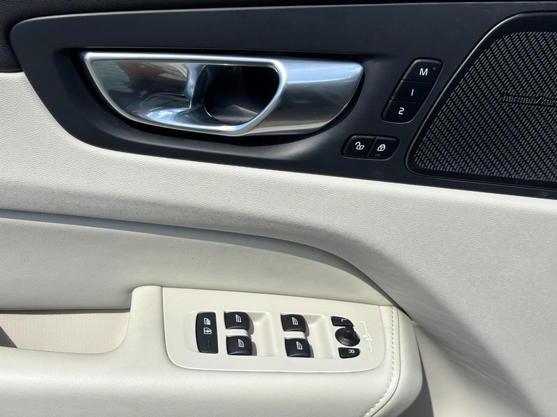 Volvo XC60 Vehicle Full-screen Gallery Image 17