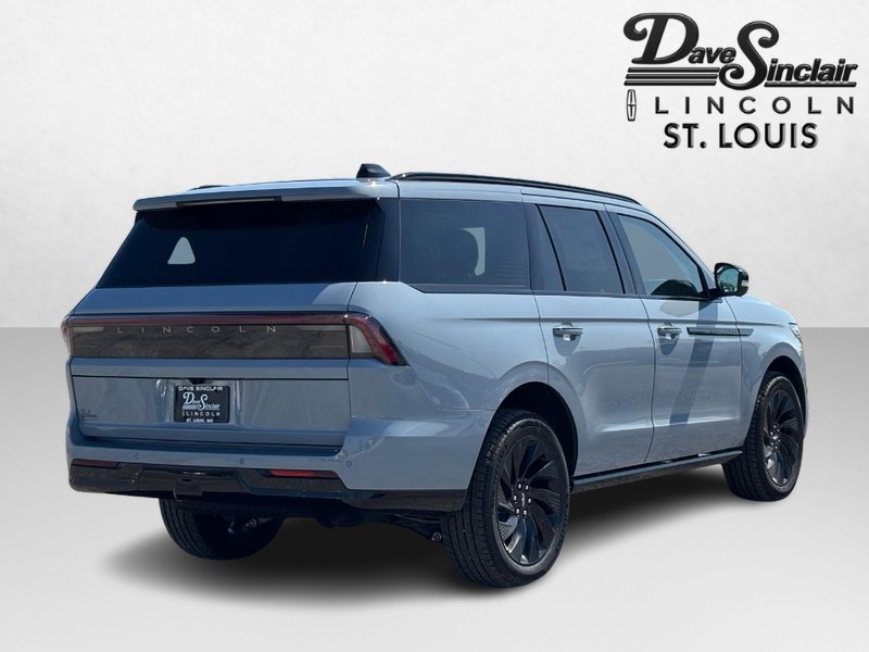 Lincoln Navigator Vehicle Full-screen Gallery Image 03