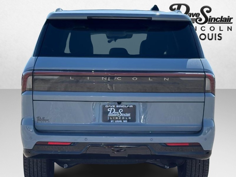 Lincoln Navigator Vehicle Full-screen Gallery Image 04