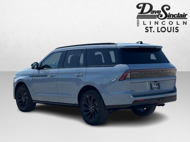 Lincoln Navigator Vehicle Full-screen Gallery Image 05