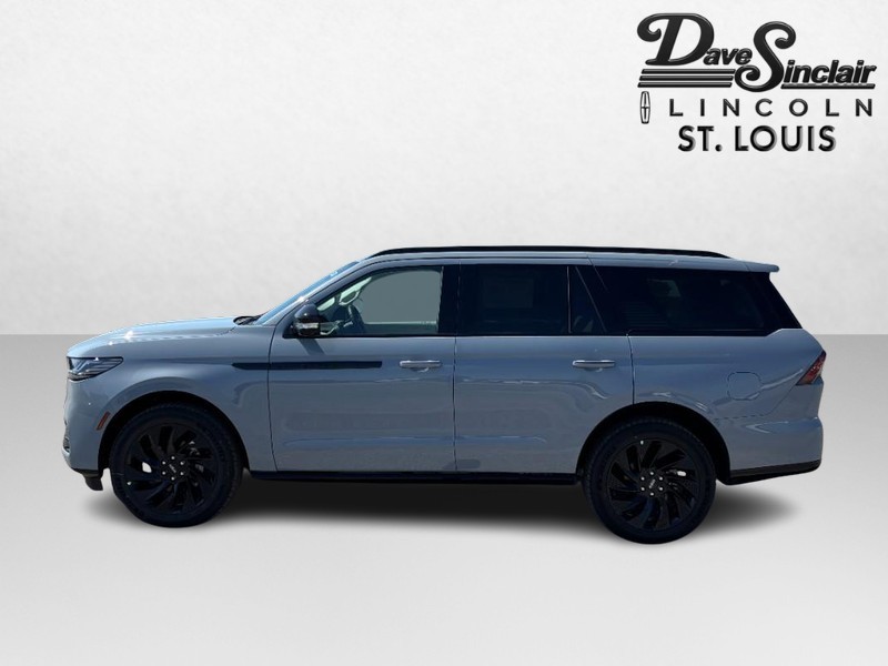 Lincoln Navigator Vehicle Full-screen Gallery Image 06