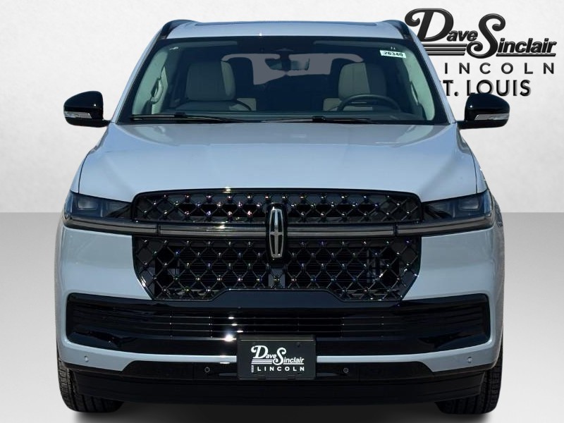 Lincoln Navigator Vehicle Full-screen Gallery Image 09