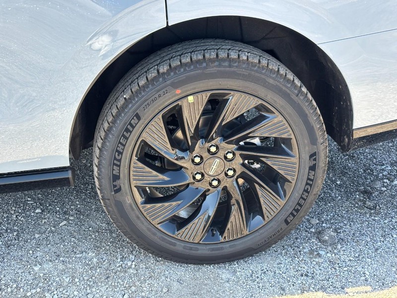 Lincoln Navigator Vehicle Full-screen Gallery Image 10
