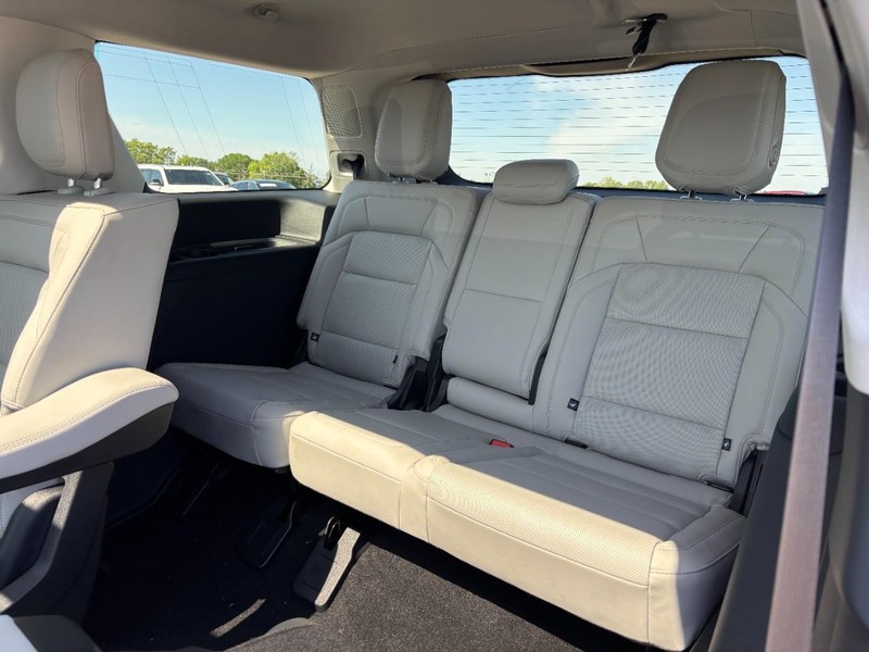 Lincoln Navigator Vehicle Full-screen Gallery Image 11