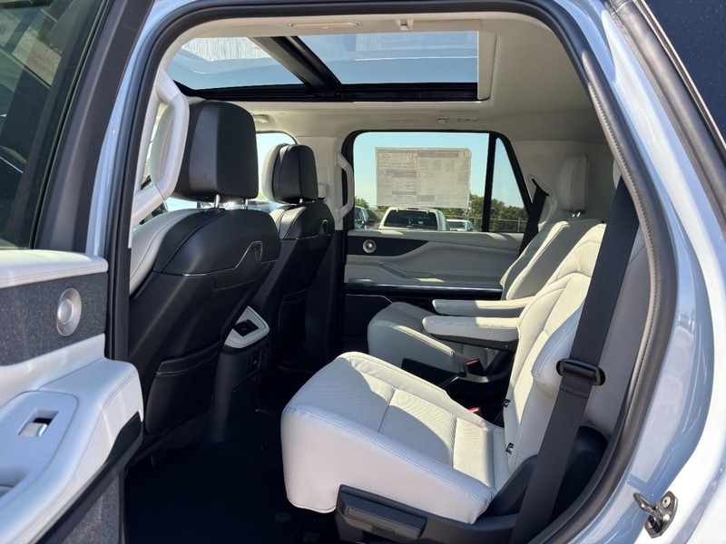 Lincoln Navigator Vehicle Full-screen Gallery Image 12