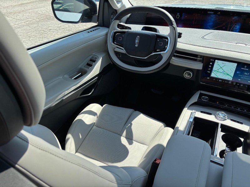 Lincoln Navigator Vehicle Full-screen Gallery Image 13