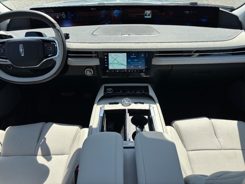 Lincoln Navigator Vehicle Full-screen Gallery Image 14
