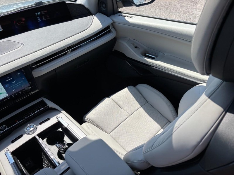 Lincoln Navigator Vehicle Full-screen Gallery Image 15