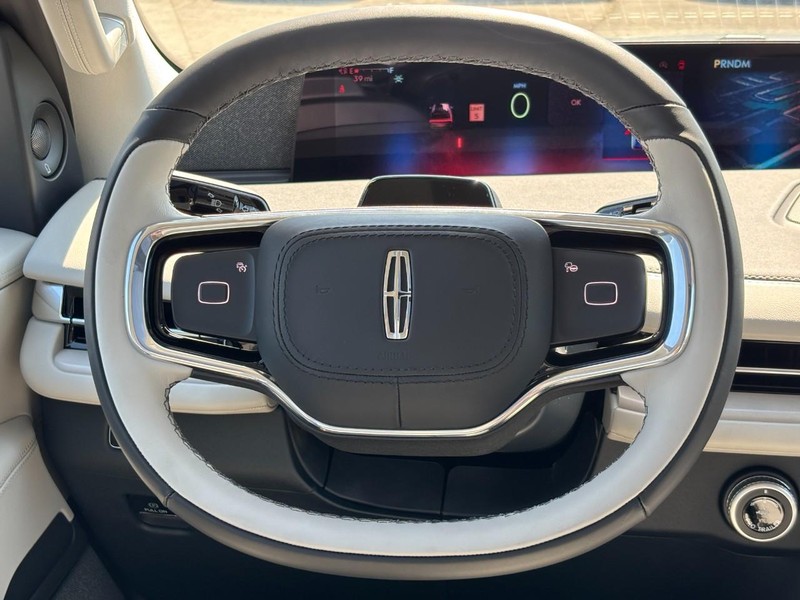 Lincoln Navigator Vehicle Full-screen Gallery Image 16