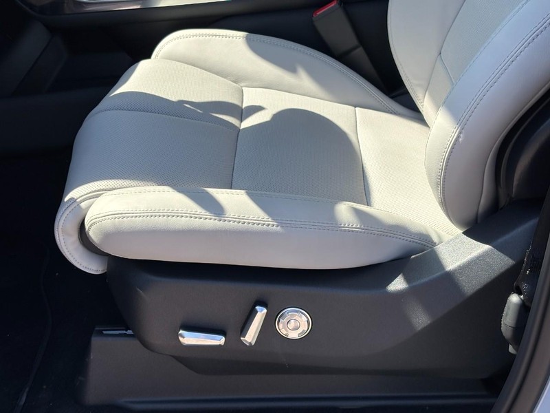 Lincoln Navigator Vehicle Full-screen Gallery Image 17