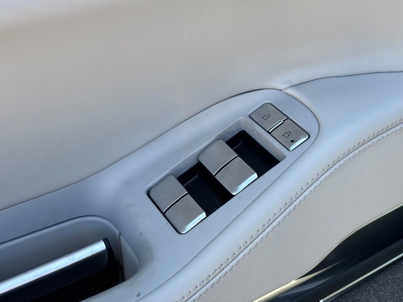 Lincoln Navigator Vehicle Full-screen Gallery Image 18