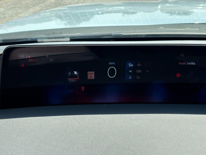 Lincoln Navigator Vehicle Full-screen Gallery Image 19