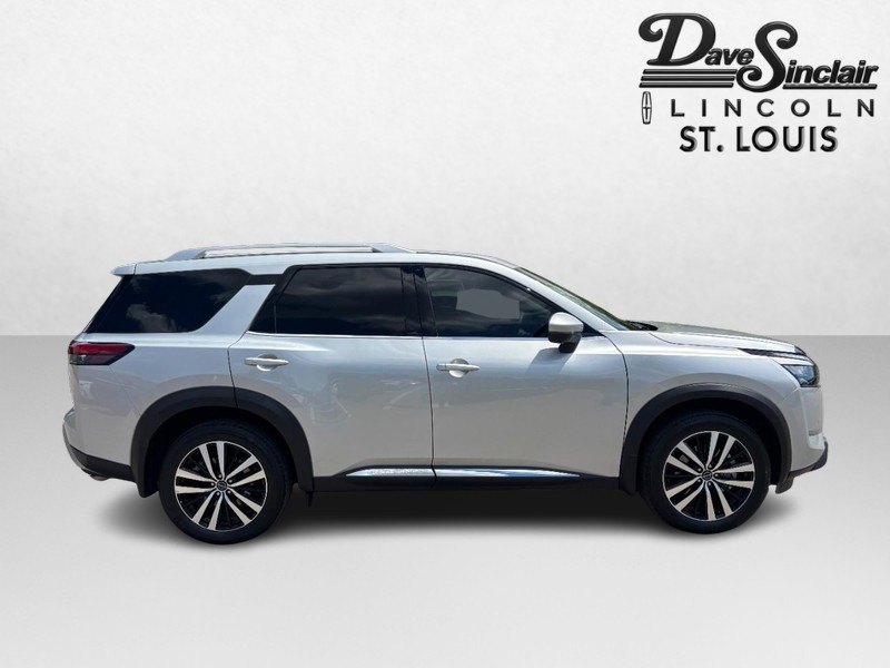 Nissan Pathfinder Vehicle Full-screen Gallery Image 02