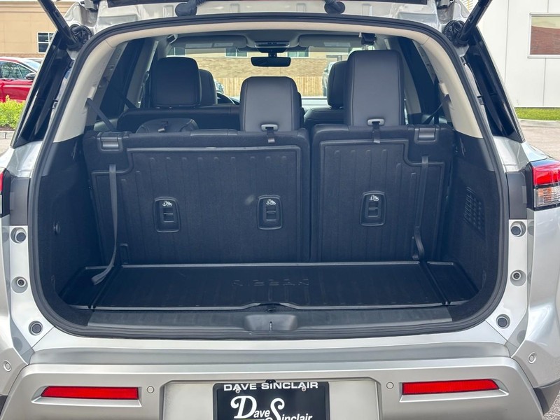 Nissan Pathfinder Vehicle Full-screen Gallery Image 10