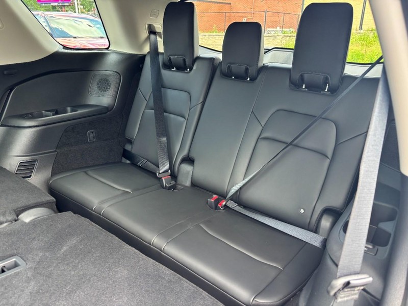 Nissan Pathfinder Vehicle Full-screen Gallery Image 12