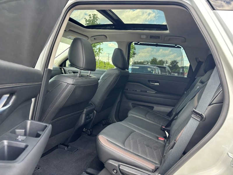 Nissan Pathfinder Vehicle Full-screen Gallery Image 13