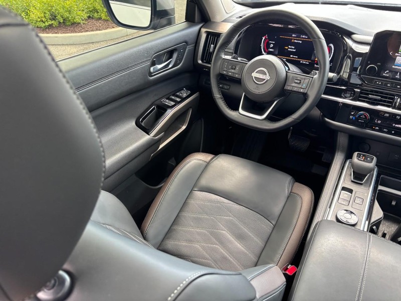 Nissan Pathfinder Vehicle Full-screen Gallery Image 14