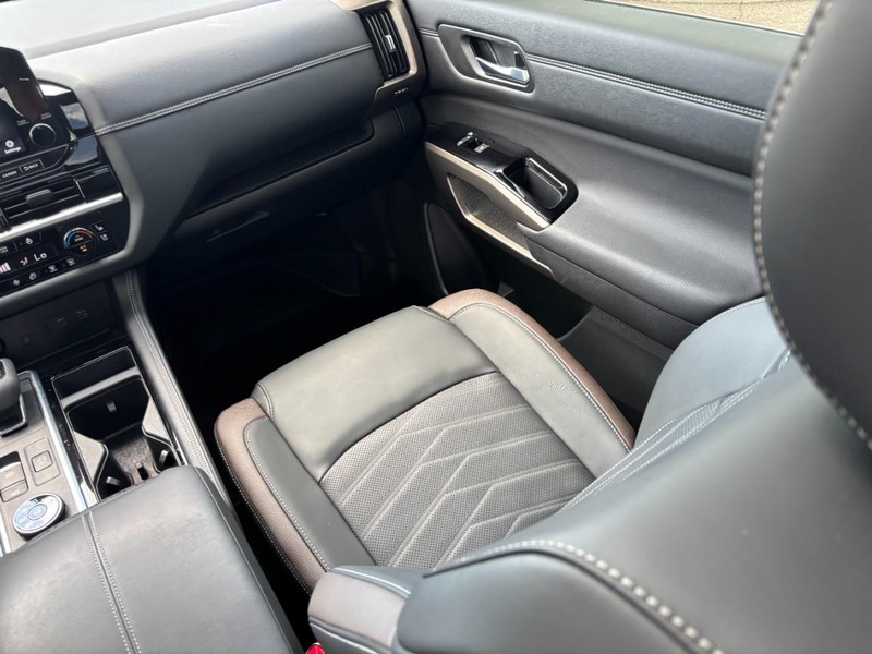 Nissan Pathfinder Vehicle Full-screen Gallery Image 16
