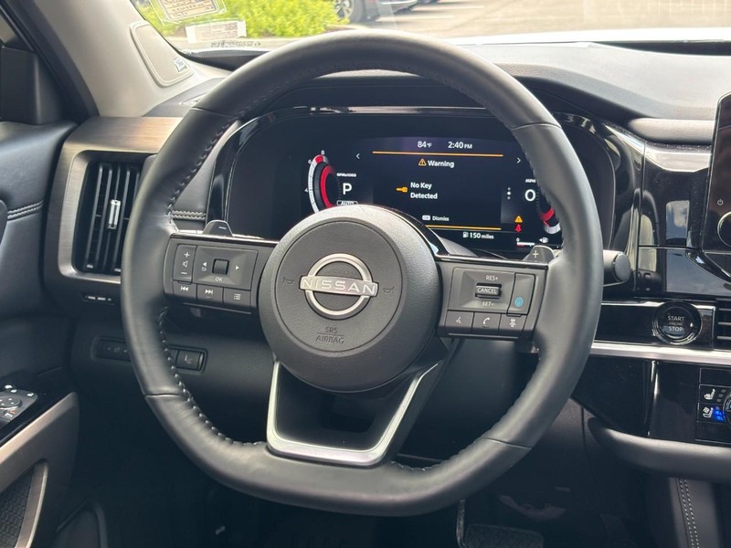 Nissan Pathfinder Vehicle Full-screen Gallery Image 17