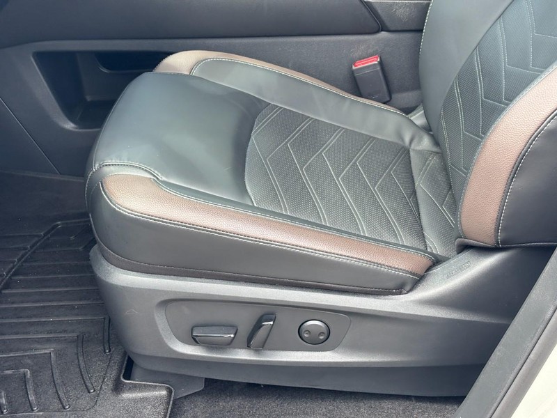 Nissan Pathfinder Vehicle Full-screen Gallery Image 18