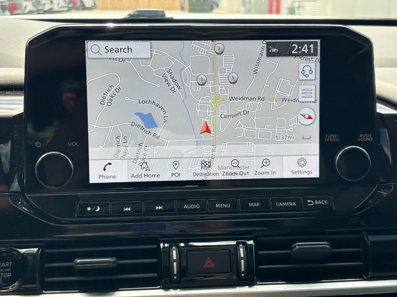 Nissan Pathfinder Vehicle Full-screen Gallery Image 24
