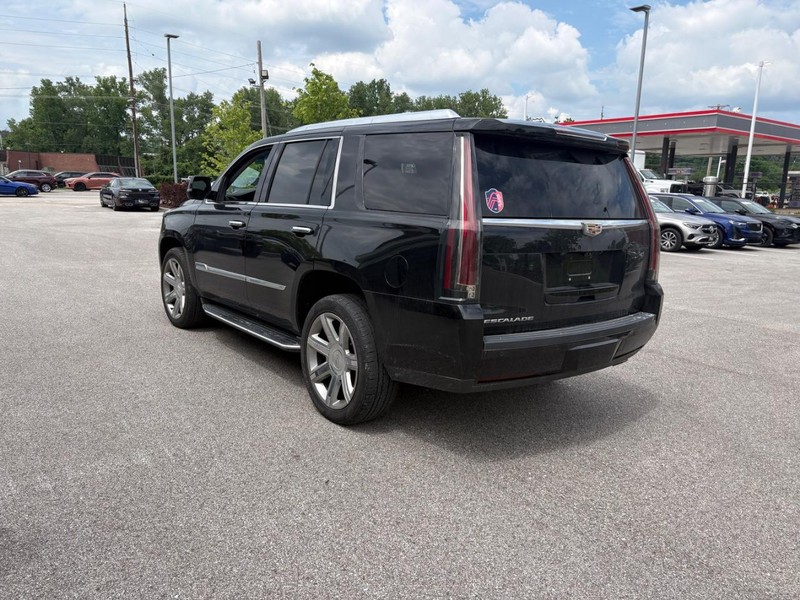 Cadillac Escalade Vehicle Full-screen Gallery Image 02