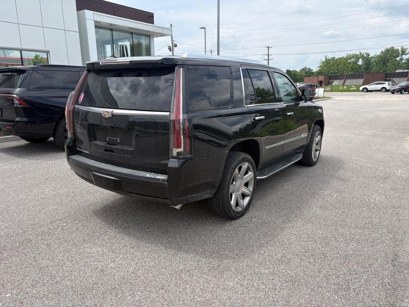 Cadillac Escalade Vehicle Full-screen Gallery Image 03