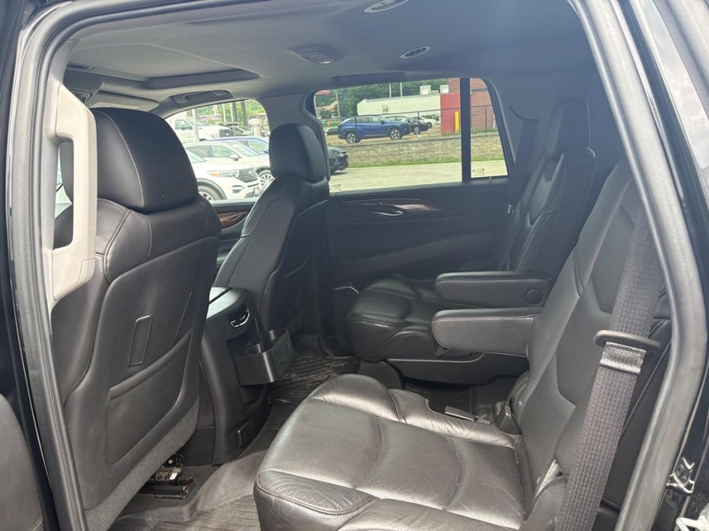 Cadillac Escalade Vehicle Full-screen Gallery Image 05