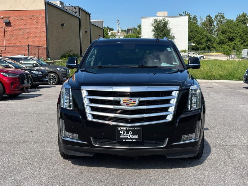 Cadillac Escalade Vehicle Full-screen Gallery Image 10