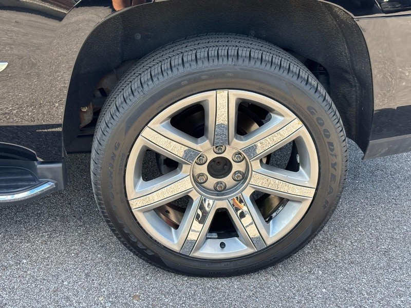 Cadillac Escalade Vehicle Full-screen Gallery Image 11