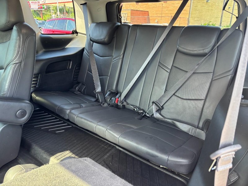 Cadillac Escalade Vehicle Full-screen Gallery Image 12