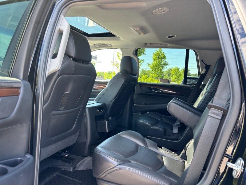 Cadillac Escalade Vehicle Full-screen Gallery Image 13