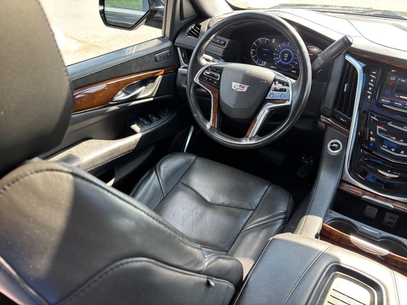 Cadillac Escalade Vehicle Full-screen Gallery Image 14