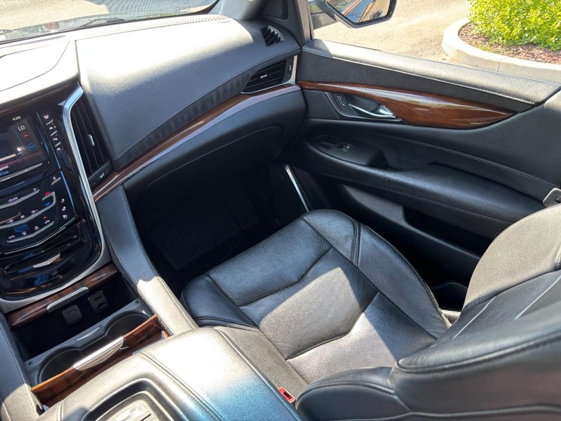 Cadillac Escalade Vehicle Full-screen Gallery Image 16
