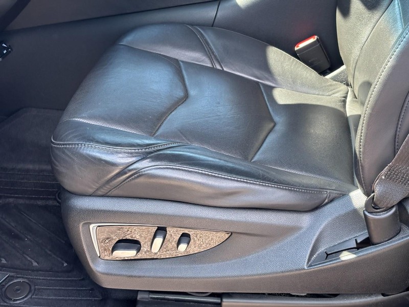 Cadillac Escalade Vehicle Full-screen Gallery Image 17