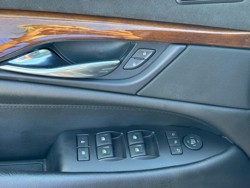 Cadillac Escalade Vehicle Full-screen Gallery Image 18